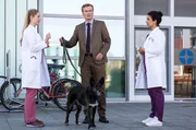 Holger Meyer (Jörg Bundschuh) möchte zu seiner Frau. Er bittet Julia Berger (Mirka Pigulla) und Dr. Leyla Sherbaz (Sanam Afrashteh) auf seine Hündin "Petra" aufzupassen.