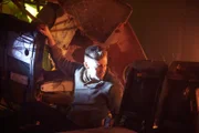 RÜCKKEHR: Nigel Baldwin (gespielt von Tyler McMaster) versucht, sich nach dem Absturz von British Midland Flight 92 aus dem Wrack zu befreien.