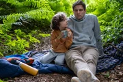 Moritz Brück (Robert Finster, r.) ist mit seinem Sohn Theo (Theo Hache, l.) beim Campen im Wald, als ihn die Nachricht vom Tod seiner Frau erreicht.