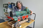 So könnte sie ausgesehen haben: Mario Schmiedicke mit dem Modell der versunkenen Lok.