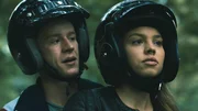 Lorenz (Jonas Holdenrieder) und Saschi (Lea Zoë Voss) fühlen sich zueinander hingezogen. Hat die neue Liebe eine Chance?