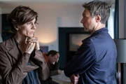 Hauptkommissarin Judith Mohn (Christina Hecke, l.) und ihr Kollege Freddy Breyer (Robin Sondermann, r.) rekonstruieren einen Fall am Tatort. Im Hintergrund sitzt der Ehemann des Opfers Moritz Brück (Robert Finster, M.).