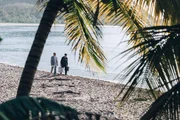 Der eitle New-Age-Guru Vincent (Patrick Mille) ist gerade auf der Insel angekommen und lässt sich von dem vermeintlichen Hotelangestellten Eddy (Samy Seghir) die Koffer zu seinem Zimmer tragen.