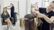 Kandidatin Veronica lässt sich beim Friseur die Haare machen.