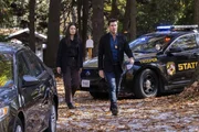 Kristin Gaines (Alexa Davalos, l.); Remy Scott (Dylan McDermott, r.)