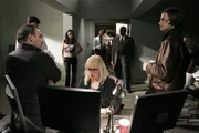 Haben einen schwierigen Fall zu lösen: Special Agent Jason Gideon (Mandy Patinkin, l.), Agent Aaron Hotchner (Thomas Gibson, 2.v.l.), Agentin Elle Greenway (Lola Glaudini, 3.v.l.), Penelope Garcia (Kirsten Vangsness, vorne M.), Dr. Spencer Reid (Matthew Gray Gubler, 2.v.r.) und J.J. (A.J. Cook, r.) ...