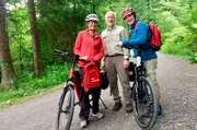 „Wunderschön“-Ruhrtalradler Anne Willmes und Stefan Pinnow auf dem Poesiepfad im Mühlbachtal bei Arnsberg mit Förster Wolfram Blanke.