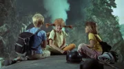 Die drei Ausreißer Tommy (Pär Sundberg, l.), Pippi (Inger Nilsson, M.) und Annika (Maria Persson, r.) sind von einer Brücke auf einen Zug gesprungen, um ihre Reise fortzusetzen.