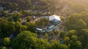 Ursprünglich wurde der „Allwetterzoo“ Münster mit vielen Überdachungen gebaut – heute dagegen setzt man auf viel Natur und Nähe zu den Tieren.