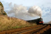 Dampflok 186 mit Personenzug am Haken auf der Fahrt von Belfast nach Whitehead.
