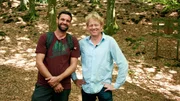 Steffen König (li.) mit Bruno Zwank im Wald bei der Wikingerburg.