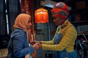 Verlobungsparty und Soundsmash-Vorentscheid an einem Tag &ndash; Amina (Anjana Vasan, l.) ger&auml;t in Panik, doch Bisma (Faith Omole, r.) macht ihr Mut.