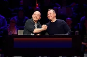 Rateteam-Kapitän Bernhard Hoëcker (l.) und der Koch und Fernsehmoderator Tim Raue (r.) bilden ein starkes Rateteam.