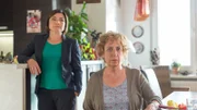 Bodden hatte nur eine einzige Freundin: Victoria Vogt (Verena Plangger, r.). Diese ist entsetzt, als sie von Katrin (Claudia Schmutzler, l.) vom Tod des alten Kapitäns erfährt. Vogt und Bodden hatten sich ausgerechnet in der Tatnacht zum Vogelsichten verabredet, doch sie musste das Treffen absagen. Wäre er noch am Leben, wenn sie sich getroffen hätten?