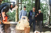 Kunst oder Kleinholz? Moderator Ralf Moeller schaut sich die Schnitzarbeiten mit den Jurymitgliedern Silvia Itzen und Tim Bengel ganz genau an.