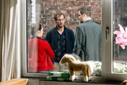 Amira Mahdi (Aylin Ravanyar, l.) und Jonas Fischer (Lukas Piloty, r.) befragen den Partner des Toten. War Torsten Frey (Stefan Murr, M.) eifersüchtig, weil für das Opfer immer dessen Tochter an erster Stelle gestanden hat?