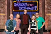 Moderator Kai Pflaume (M.) und seine Rateteam-Kapitäne Bernhard Hoëcker (l.) und Elton (r.) begrüßen in dieser Sendung die Schauspielerin Mariele Millowitsch (2.v.l.) und die Schauspielerin Josefine Preuß (2.v.r.).