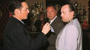 Die Kommissare Bongartz (Max Gertsch, li.) und Kehler (Wolfgang Bathke, Mi.) sind an dem möglichen Tatort des Verbrechens, einem stadtbekanntem Bordell und befragen Strotzki (Michael Gitter).