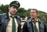 Hubert (Christian Tramitz, rechts) und Staller (Helmfried von Lüttichau) wurden gerufen, Sepp Liegl, den randalierenden Schlagzeuger einer Floßkapelle, zur Räson zu bringen.