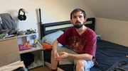 Jerrick will sein Leben nach und nach in den Griff bekommen. Die eigene Wohnung war der erste Schritt. Als nächstes möchte er sich um seine berufliche Zukunft kümmern, um auch finanziell besser dazustehen.