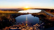 Auf dem Wurmberg - dem höchsten Berg Niedersachsens wurde ein künstlicher Speicherteich angelegt als Wasserreservoir für die Schneekanonen im angrenzenden Skigebiet.