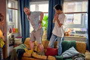 Sven (Sven Daniel Bühler, l.) zeigt Yannik (Rojan Juan Barani, r.) einen üblen Sonnenbrand, den er sich in den Flitterwochen zugezogen hat.