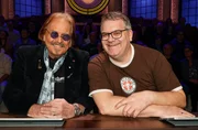Rateteam-Kapitän Elton (r.) und der Sänger und Entertainer Frank Zander (r.) bilden ein Rateteam.