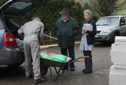 Karl (Peter Schell, li.) kann es kaum glauben, als er von Johanna (Ursula Cantieni) und Hermann (Wolfgang Hepp, Mi.) von den neuen Badplänen erfährt.