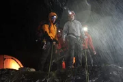 Andreas Marthaler (Martin Gruber, l.) und Tobias Herbrechter (Markus Brandl, r.) bereiten sich trotz des tosenden Unwetters auf den Abstieg vor.