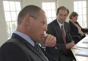 Dr. Fährmann (Michael Lesch, Mitte) scheint Oberbürgermeister Herrenbrück (Frank Sieckel) in der Aufsichtsratssitzung immer einen Schritt voraus zu sein.