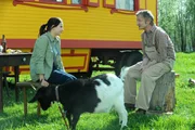 Bei Xaver findet Charlie Trost. Von links: Charlie Keller (Marie-Claire Schuller) und Xaver (Michael Schreiner).