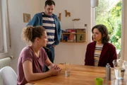 Als der Leiter der Stuttgarter Kinderwunschklinik Opfer einer Gewalttat wird, gerät dessen ehemalige Patientin Nadja Ziegler (Oona Devi Liebich, l.) in den Fokus der Ermittlungen. Sie behauptet gegenüber Kommissarin Lea Gomez (Jasmin Gassmann, r.), die Klinik habe bei ihrer Behandlung Fehler gemacht, die ihrem und dem Familienglück ihres Mannes Alexander Ziegler (Vlad Chiriac, 2.v.l.) im Weg stehen würden. Den Vorwurf des Mordes weist sie aber vehement von sich.
