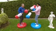 Hubert (l.) und Matthias testen das "Duel Battle".