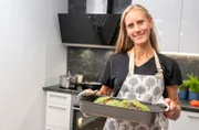 Gastgeberin Marina Dickhoven serviert als Hauptgang ein Filet vom eigenen Rind mit Kräuterkruste.