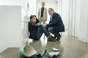 Hauptkommissar Richard Voss (Jan-Gregor Kremp, r.) findet seinen Kollegen Tom Kupfer (Ludwig Blochberger, l.) am Boden auf - ein Verdächtiger schlug ihn nieder und floh. Frank Botero (Harald Schrott) kommt im Hintergrund hinzu.