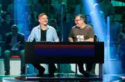 Rateteam-Kapitän Elton (r.) und der Schauspieler Tom Wlaschiha (l) bilden ein Rateteam.