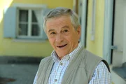 Gerstl (Gerd Lohmeyer) reißt sich seinen Jackenärmel am Birnenspalier des Brunnerwirts auf.