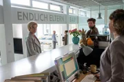 Wer hat den Leiter der Stuttgarter Kinderwunschklinik getötet? Die Kriminalkommissare Martina Seiffert (Astrid M. Fünderich, l.) und Jo Stoll (Peter Ketnath, r.) warten bei der Empfangsdame auf Johannes Wiesenberger (Emanuel Fellmer, 2.v.l.), den Sohn und Geschäftspartner des Opfers. Der steckt jedoch mit der ehemaligen Patientin Nadja Ziegler (Oona Devi Liebich, 2.v.r.) in einem hitzigen Gespräch. Um was geht es in dem Streit und hat dieser etwas mit dem Mord zu tun?