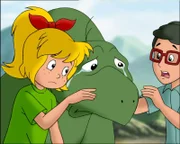 Eine tiefe Erdspalte trennt Dino von seiner Mutter, Bibi (l.) und Florian (r.) trösten ihn.