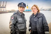 Tarik (Serhat Cokgezen, l.) und Claudia (Janette Rauch, r.) können sich keinen Reim darauf machen, was der Verletzte in dieser verlassenen Gegend zu suchen hatte.