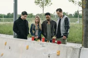 Ogün (Nusret Toplar), Mandy (Valerie Fischer), Göran (Bejean Jaye Banner) und Kevin (Julian Bayer) gedenken ihrem Freund Ben, der bei einem Autounfall während eines illegalen Straßenrennens ums Leben gekommen ist.