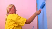 Katrin streicht die Wände neu