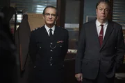 Chief Superintendent Bright (Anton Lesser, l.) und DI Fred Thursday (Roger Allam, r.) haben etwas mitzuteilen.