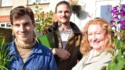 Harry Rich (l.) mit David Rich (m.) und Charlie Dimmock (r.)