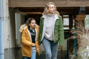 Lona Mendt bringt die Zeugin Sarah Minkova in Sicherheit.