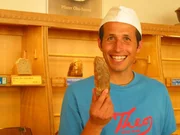 Willi verfolgt den Weg von der Getreideernte bis zum Mehl mahlen, bis zum Brotbacken und letztendlich landet das Brot im Verkaufsladen.