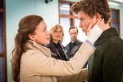 Frau Schlosser (Julika Jenkins, l.) ist froh, ihren Sohn Torben (Henri Hayungs, r.) unversehrt wiederzusehen.