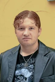 Roland Schreglmann als Max Leutner.