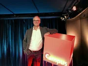 Diesmal verrät uns Dr.-Ing. Silvia Budday von der Friedrich-Alexander-Universität Erlangen-Nürnberg, welche Bedeutung die Furchen in unserem Gehirn haben. Und Prof. Dr. theol. habil. Arne Manzeschke (im Bild) von der Evangelischen Hochschule Nürnberg fragt: Herr oder Knecht? Über unseren zukünftigen Umgang mit der künstlichen Intelligenz.