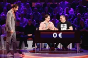 Moderator Kai Pflaume (l.) mit Rateteam-Kapitän Elton (r.) und dem Fernsehmoderator Julian Janssen (M.).